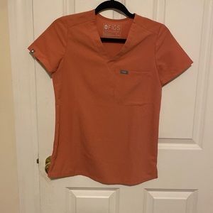 Figs Catarina One-Pocket Scrub top in Coral